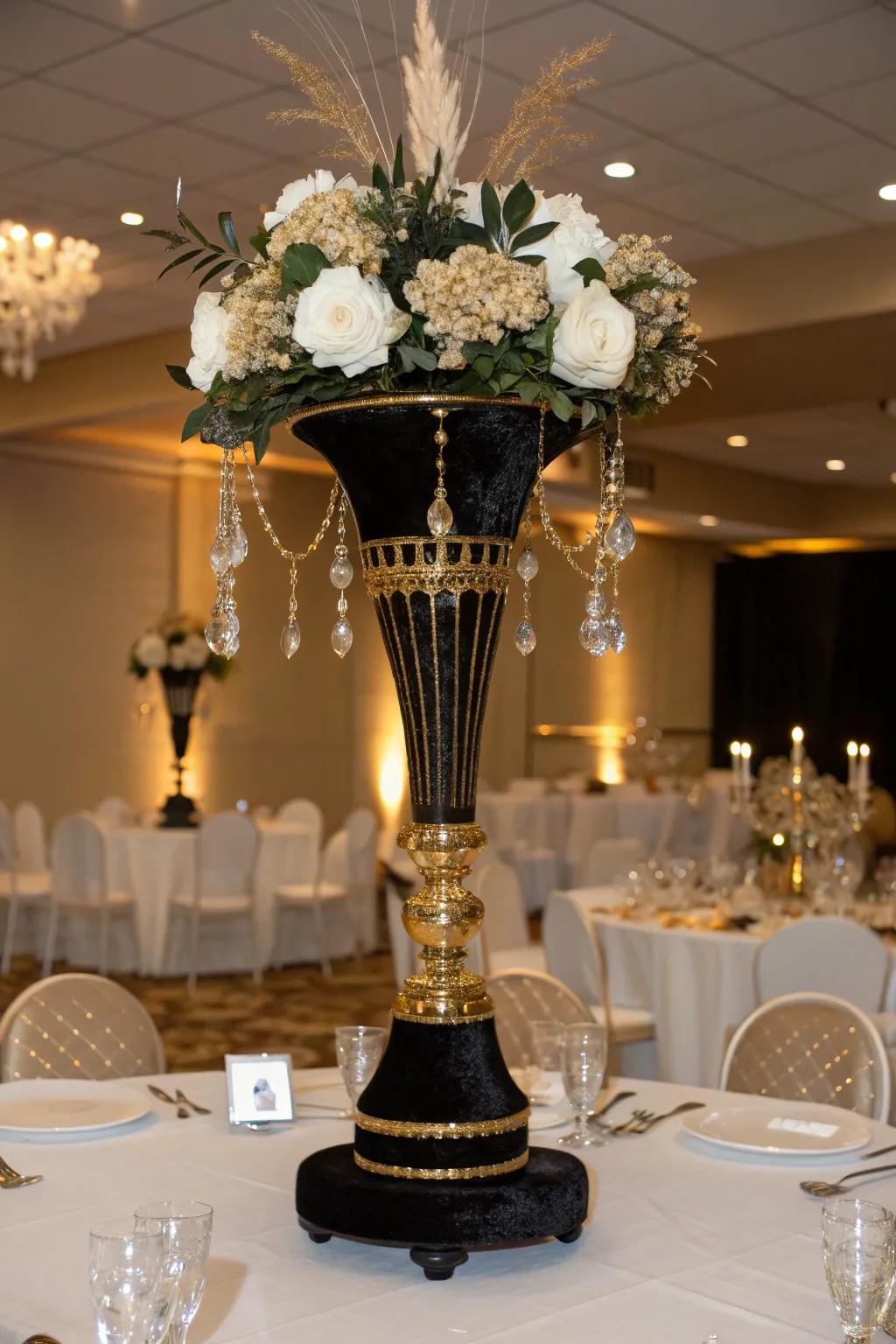 Luxurious elegance: black and gold accents create a centerpiece that exudes opulence.