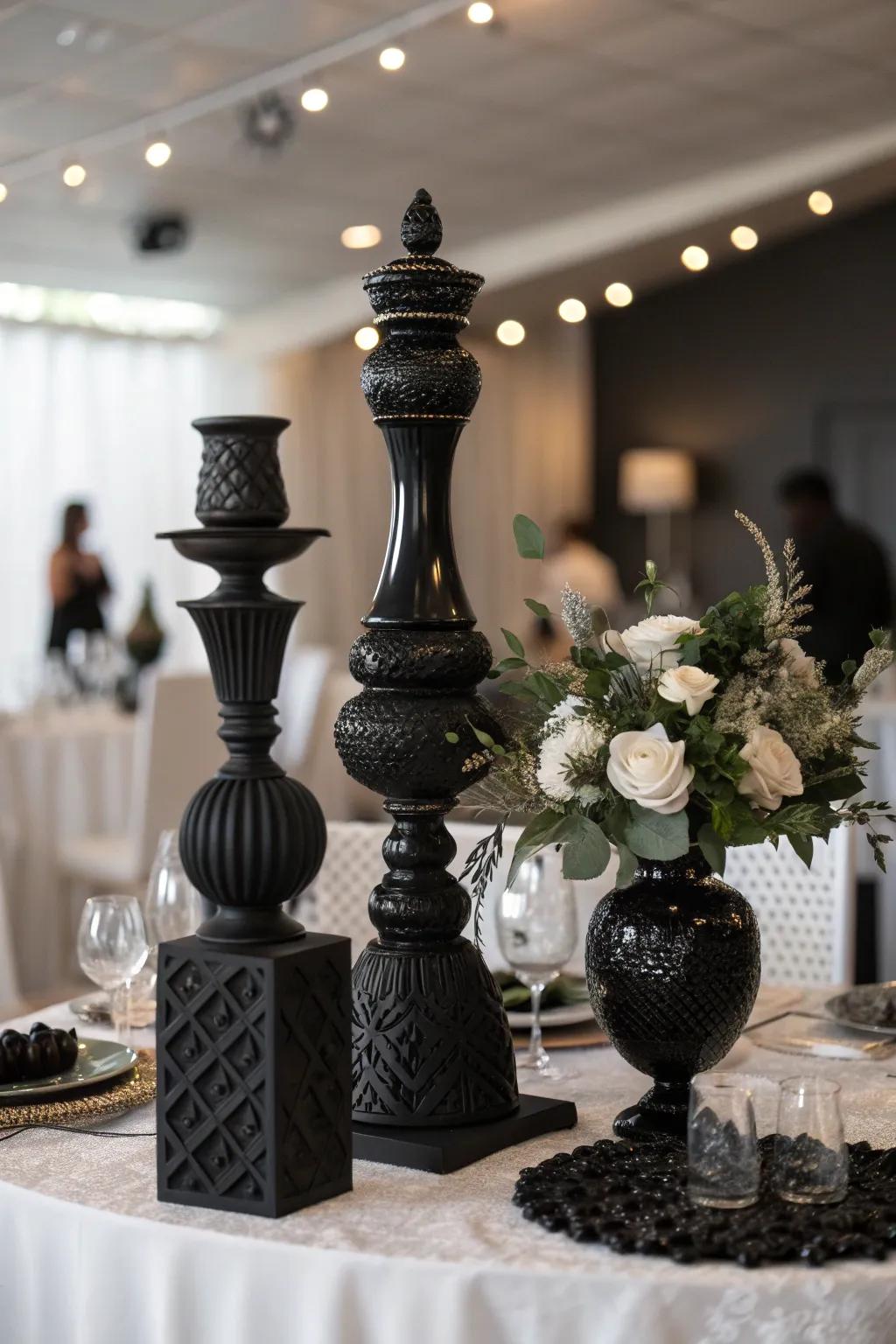 Artistic flair: black sculptures bring a modern touch to your wedding decor.