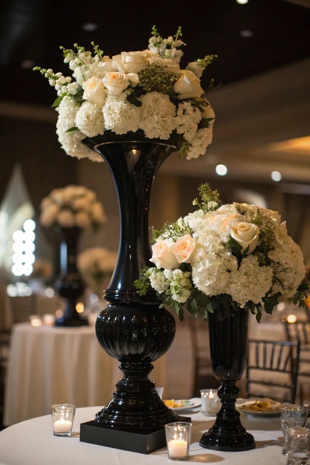 Contrast and elegance: black vases paired with delicate white blooms for a striking centerpiece.